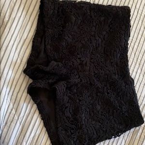 BLACK LACE SHORTS MEDIUM